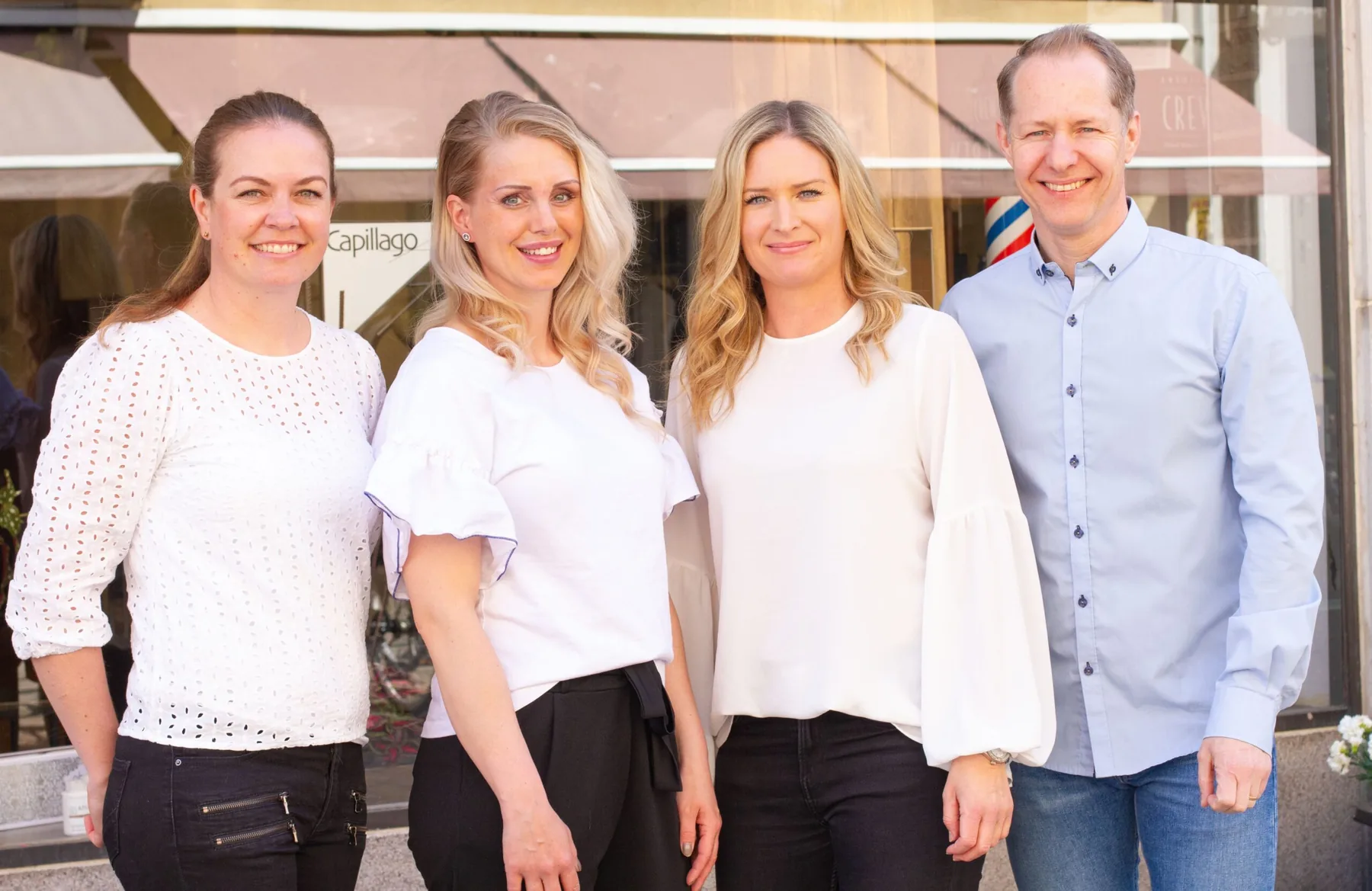 Capillagos fyra frisörer framför salongen